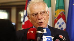 AME9823. MONTEVIDEO (URUGUAY), 07/02/2019.- El ministro de Asuntos Exteriores de España, Josep Borrell, habla con la prensa después de participar en la primera reunión del Grupo Internacional de Contacto sobre Venezuela, este jueves, en Montevideo (Uruguay). Borrell dijo que apoya a la declaración del Grupo Internacional de Contacto sobre Venezuela, compuesto por Gobiernos latinoamericanos y europeos, que pide celebrar elecciones presidenciales en el país suramericano. EFE/Ana Paula Chain