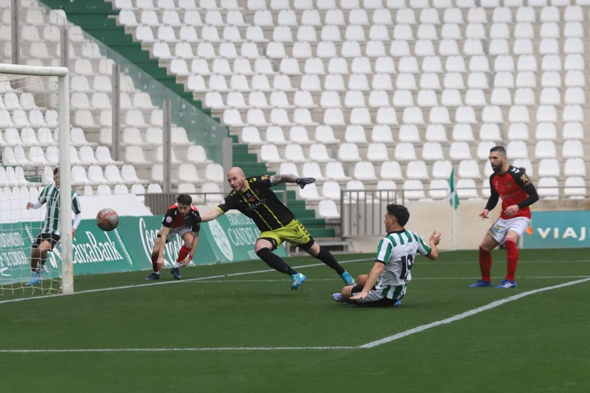 Las imágenes del derbi entre el Córdoba B y el Salerm Puente Genil