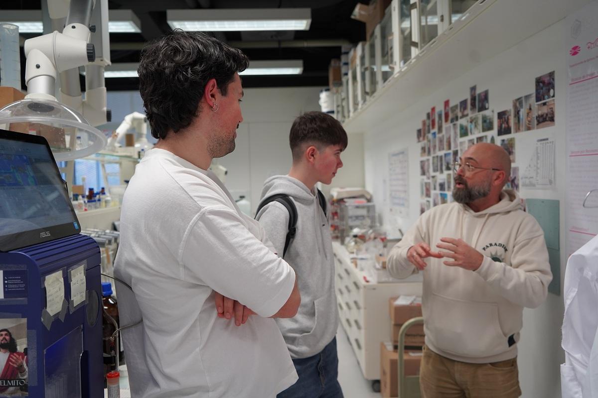 Uno de los alumnos participantes recibe explicaciones en uno de los laboratorios del CICA.