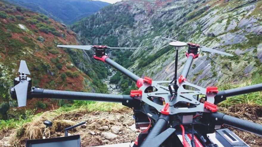 Un dron de Aeromedia en la grabación de la película &quot;Lobos sucios&quot; en el río Eume. // FDV