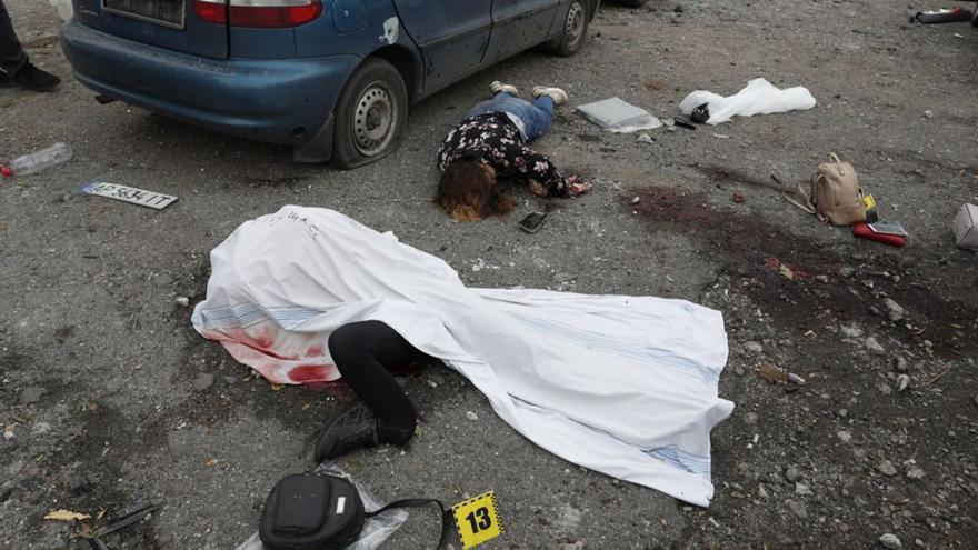 Dues de les víctimes de l’atac a Zaporijia. | EFE