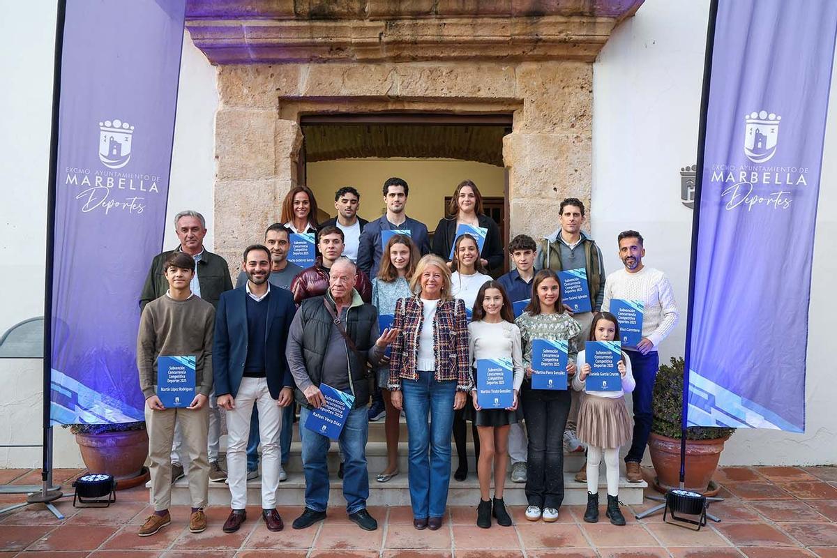 Foto de familia con los 17 deportistas subvencionados