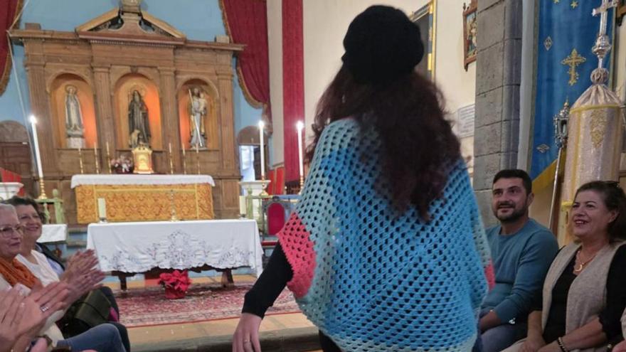 Fuencaliente transforma una iglesia en pasarela de moda solidaria