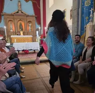 Fuencaliente transforma una iglesia en pasarela de moda solidaria