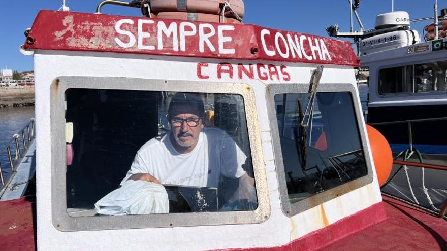 Colón, ayer a mediodía a bordo de su barco &quot;Sempre Concha&quot;