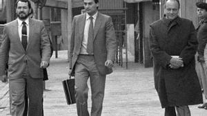 Rodolfo Eduardo Almirón (a la izda.), saliendo del Congreso de los Diputados en la época en que era guardaespaldas de Manuel Fraga (dcha.), presidente entonces de Alianza Popular.