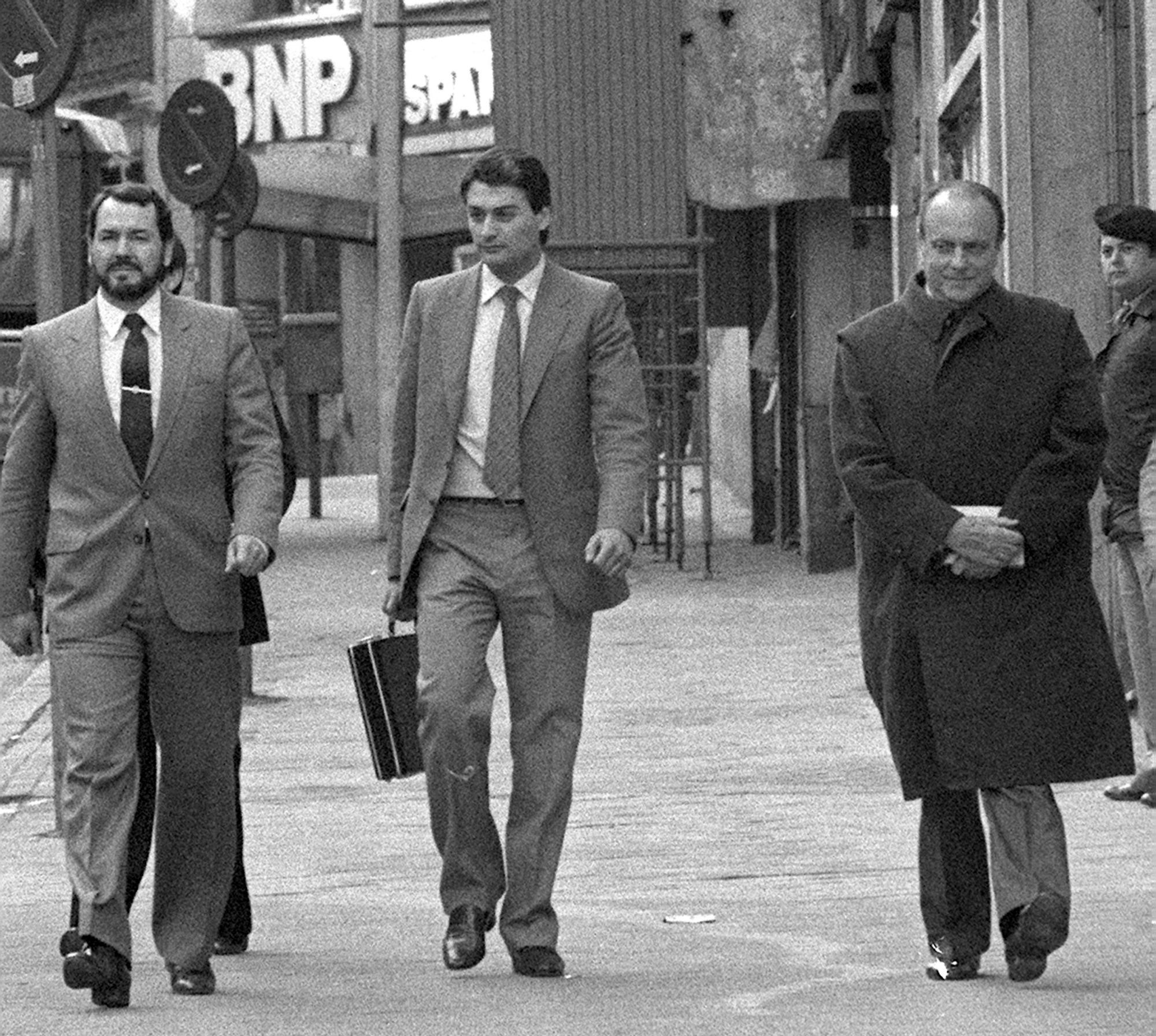 Rodolfo Eduardo Almirón (a la izda.), saliendo del Congreso de los Diputados en la época en que era guardaespaldas de Manuel Fraga (dcha.), presidente entonces de Alianza Popular.