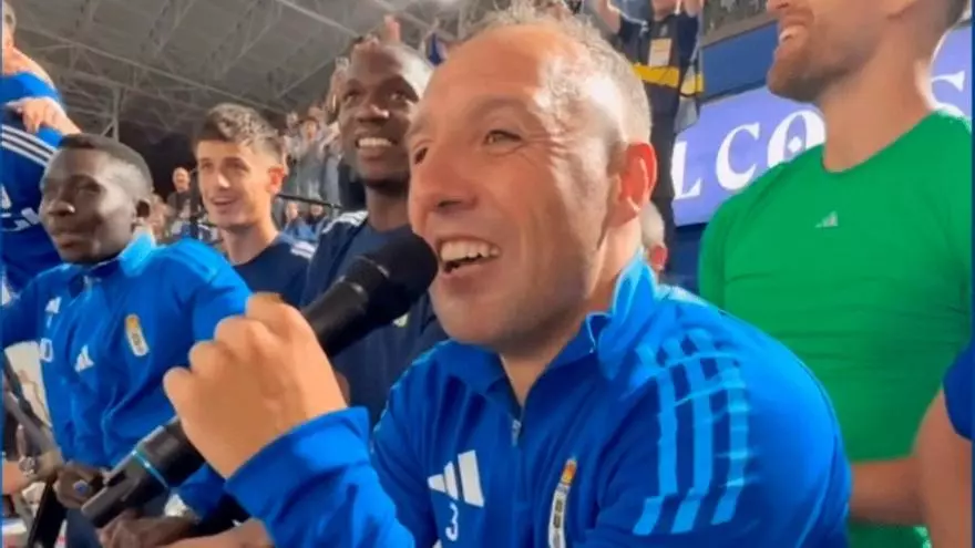?Cazorla tambi谷n llev車 la batuta fuera del terreno de juego cantando! Leyenda