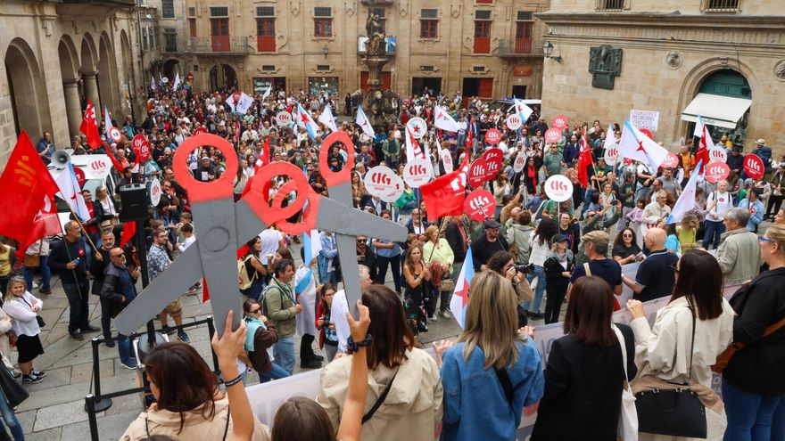 Miles de personas reclaman en Santiago más profesores y recursos para el sistema educativo gallego