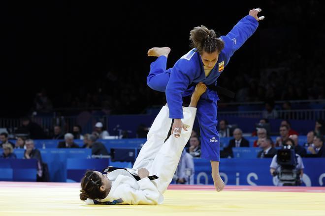 La judoca española Laura Martines Abelenda (azul) se enfrenta a la kazaja en su combate de cuartos de final de -48 kilos de los Juegos Olímpicos de París 2024 disputado este sábado en París.