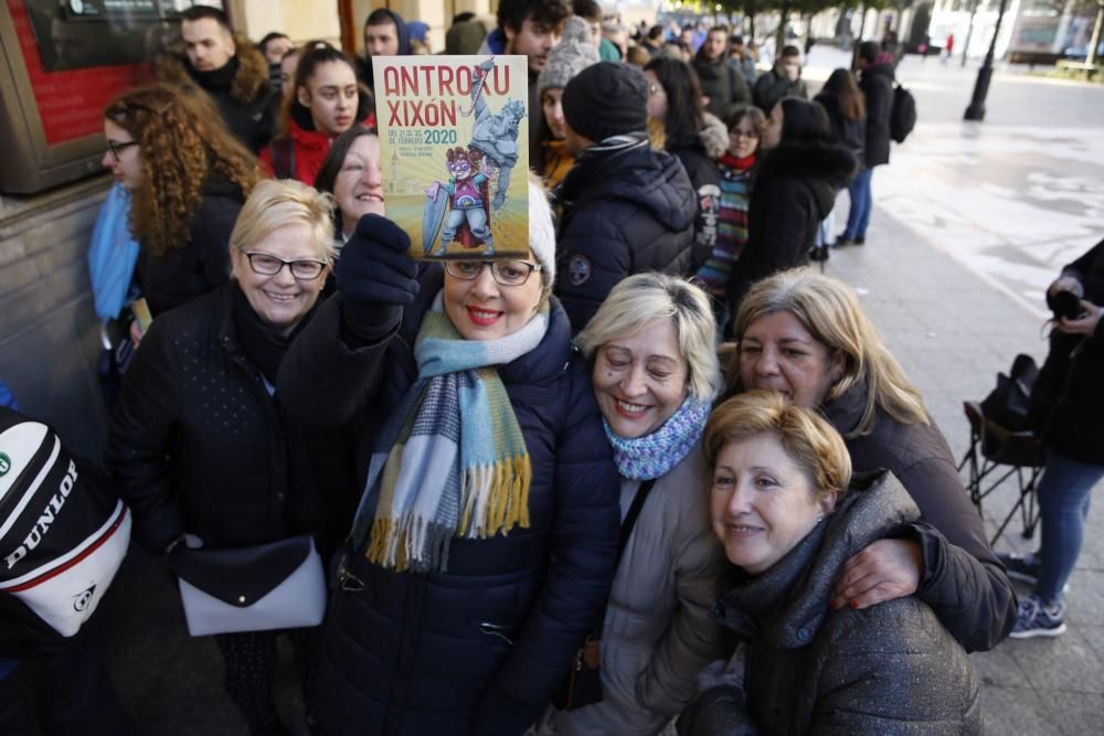 Colas en el Antroxu gijonés a las puertas del Jovellanos.