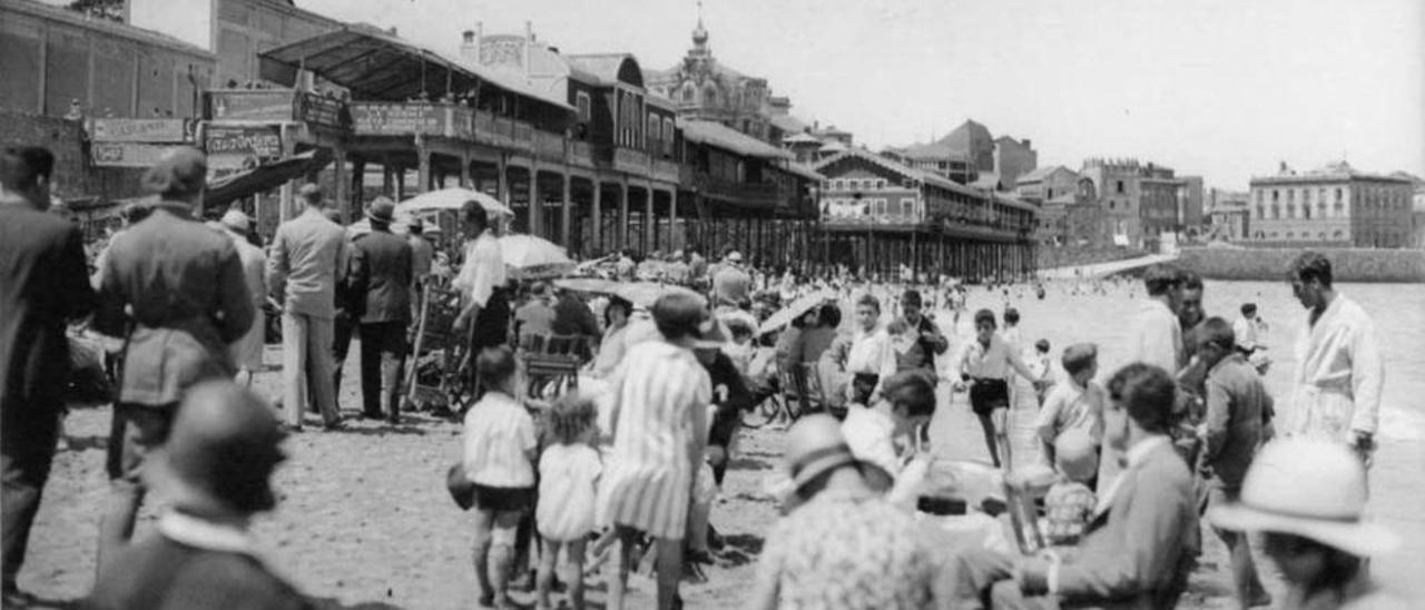 El primer tramo de la calle Corrida, en una imagen tomada una mañana del verano de 1928. Una línea de los tranvías (uno de ellos al fondo) recorría la calle.