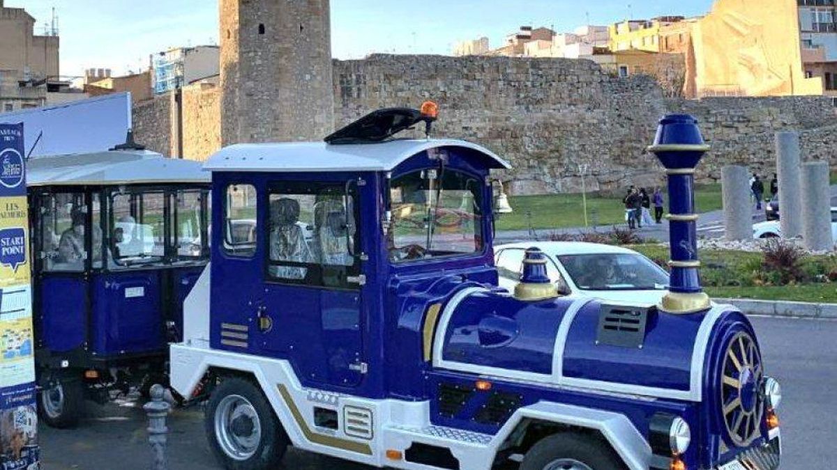 Imagen del tren turístico que presta servicio actualmente en Tarragona.