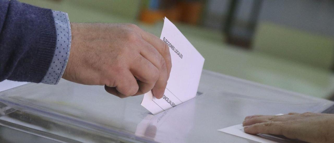 Un hombre introduce una papeleta en la urna, en las últimas elecciones locales. |