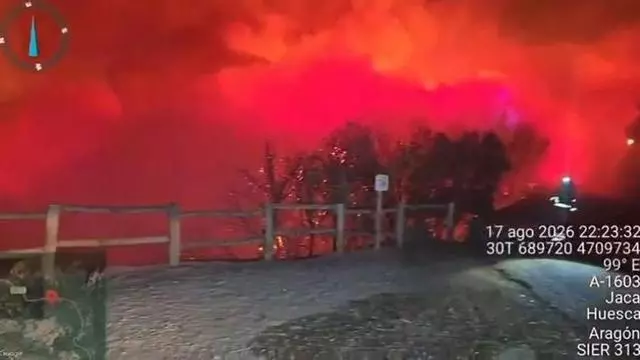 VÍDEO | Los bomberos continúan con las labores de extinción