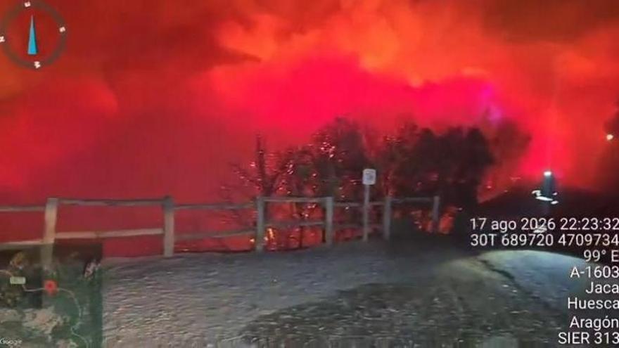 VÍDEO | Los bomberos continúan con las labores de extinción