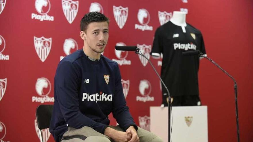 Lenglet, ayer, durante un acto publicitario de su equipo.