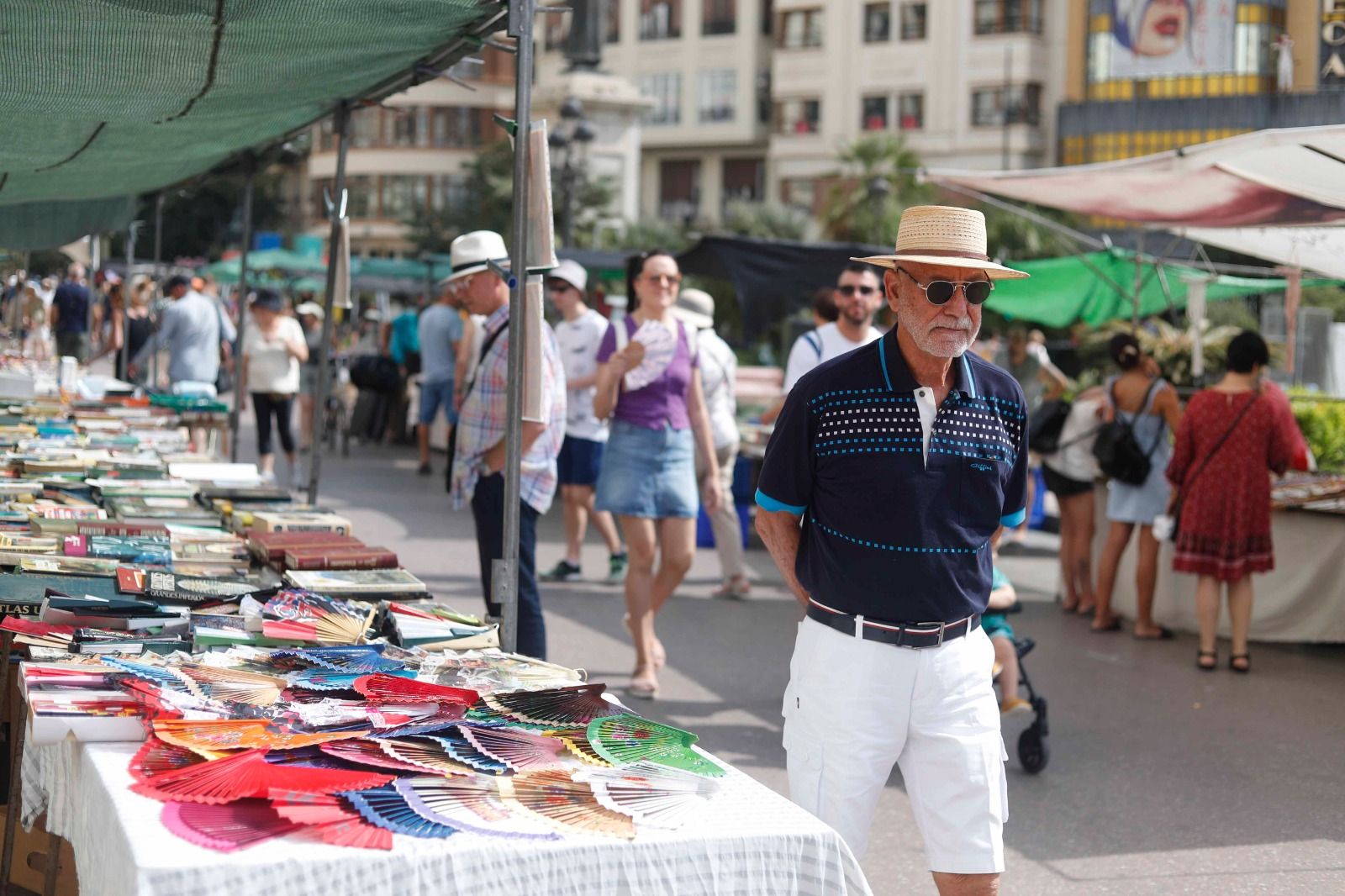 Las altas temperaturas no impiden el turismo en el centro de València