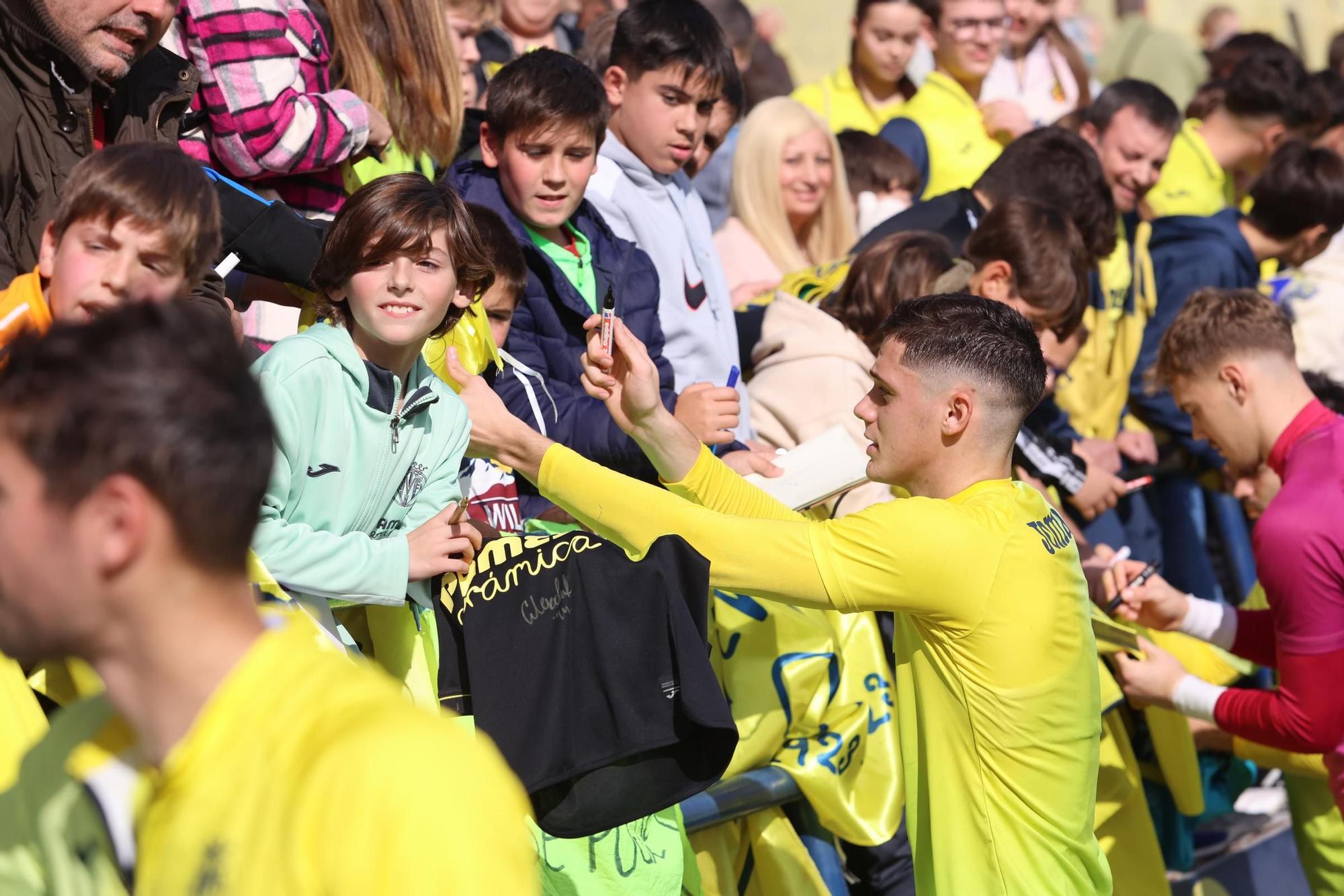 Así ha sido el entrenamiento navideño del Villarreal a puerta abiertas