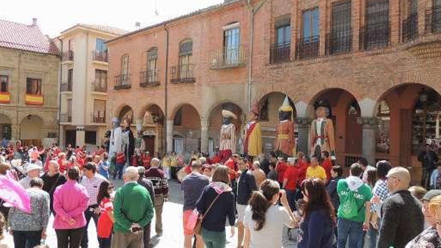 Numeroso público en la Plaza Mayor.