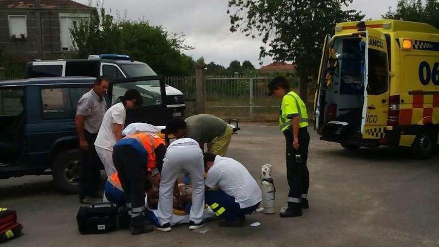 El herido, atendido por personal médico antes de su traslado. // FdV