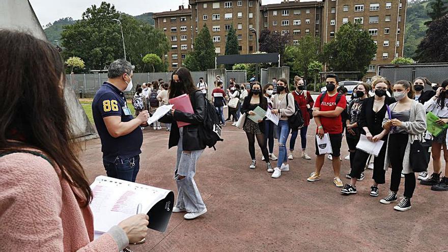 Llamamiento de alumnos en el campus universitario de alumnos. | L. Murias