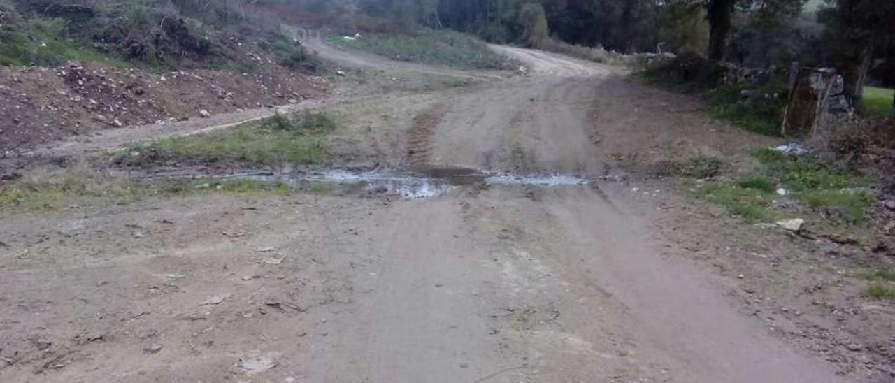 Foro Forcarei denuncia el mal estado de la pista de Córneas a la iglesia.