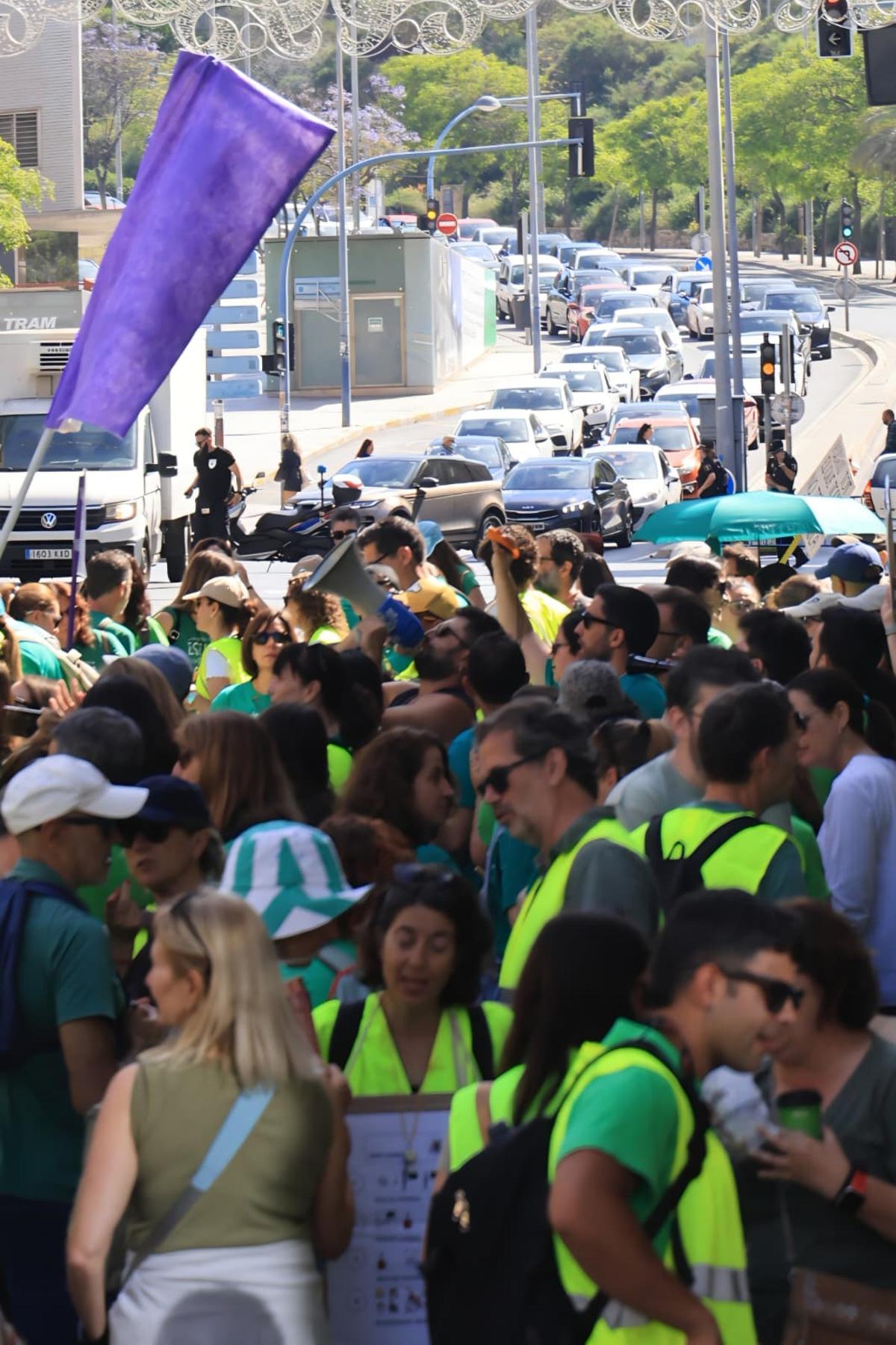 Colapso del tráfico en Alicante por la huelga de profesores