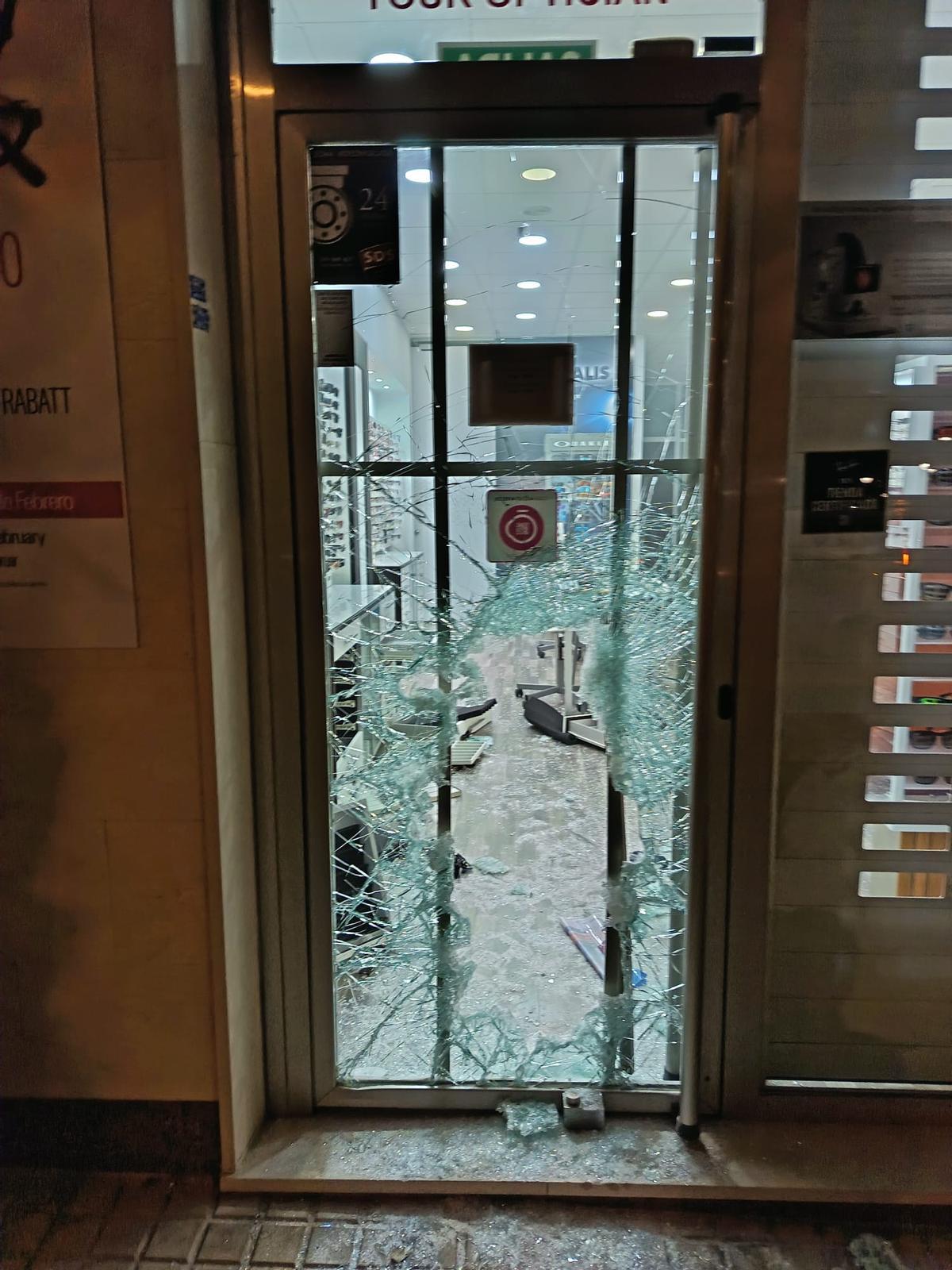 La óptica asaltada en La Marina.