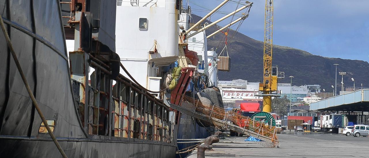 Imagen de un barco atracado en el Muelle Grande del Puerto de Las Palmas.