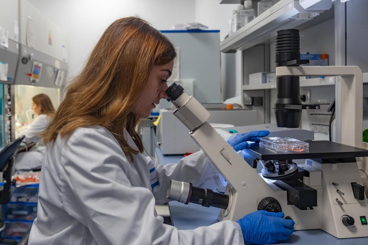 Una investigadora de l'IDIBGI