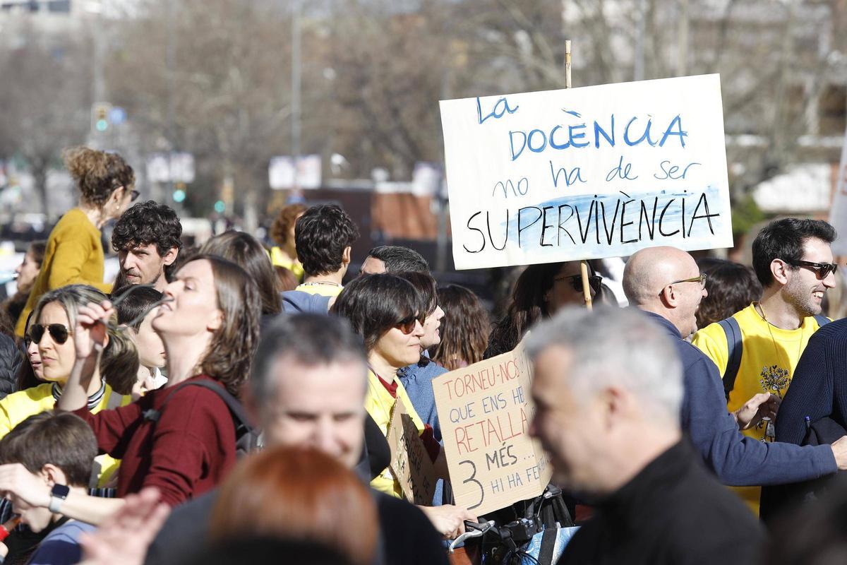 Les fotos de la manifestació dels professors gironins per reclamar millores laborals i salarials