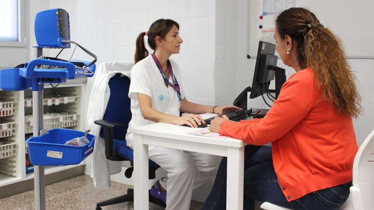 Una infermera valora una pacient del CUAP Güell per analitzar el grau d'urgència.
