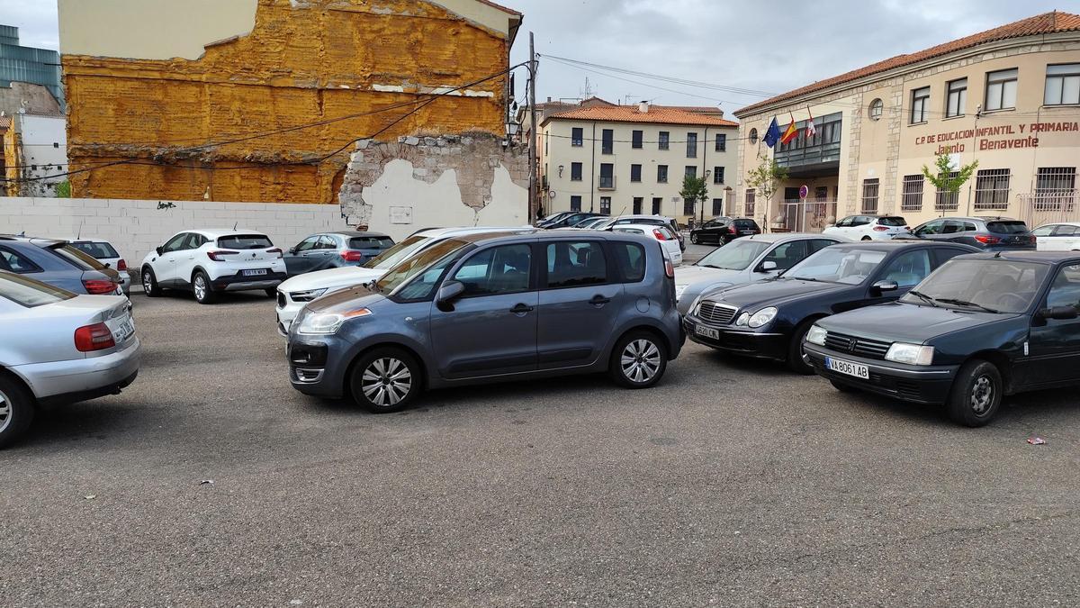 Vehículos aparcados en la plaza de San Julián del Mercado.