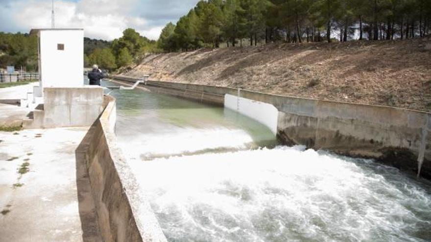 El agua del primer trasvase aprobado llegando ayer al embalse de Talave.