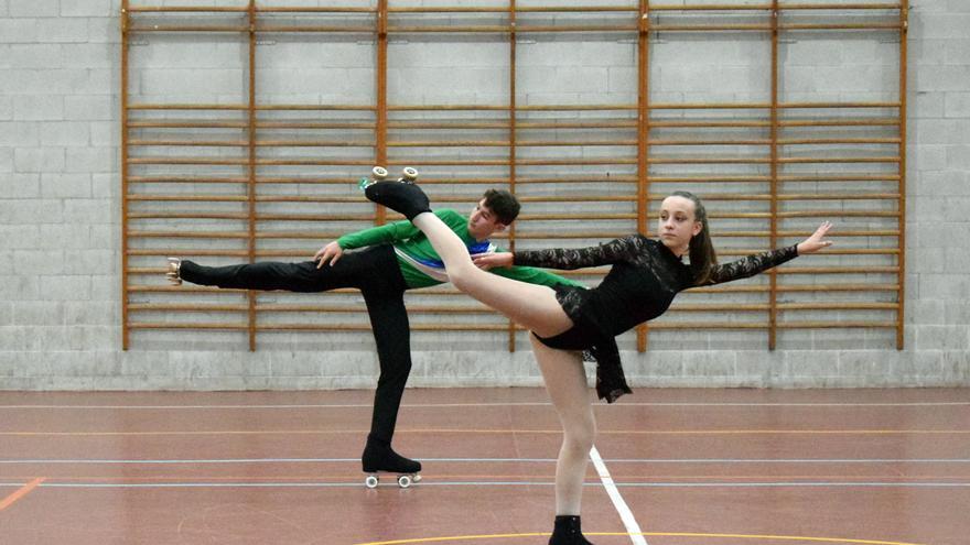 Una de las parejas muestra sus habilidades en la pista