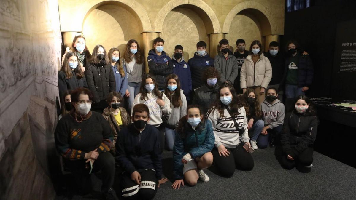 El grupo de alumnos del IES Monte Naranco de Oviedo, a la entrada de la exposición. | Cristina Velasco