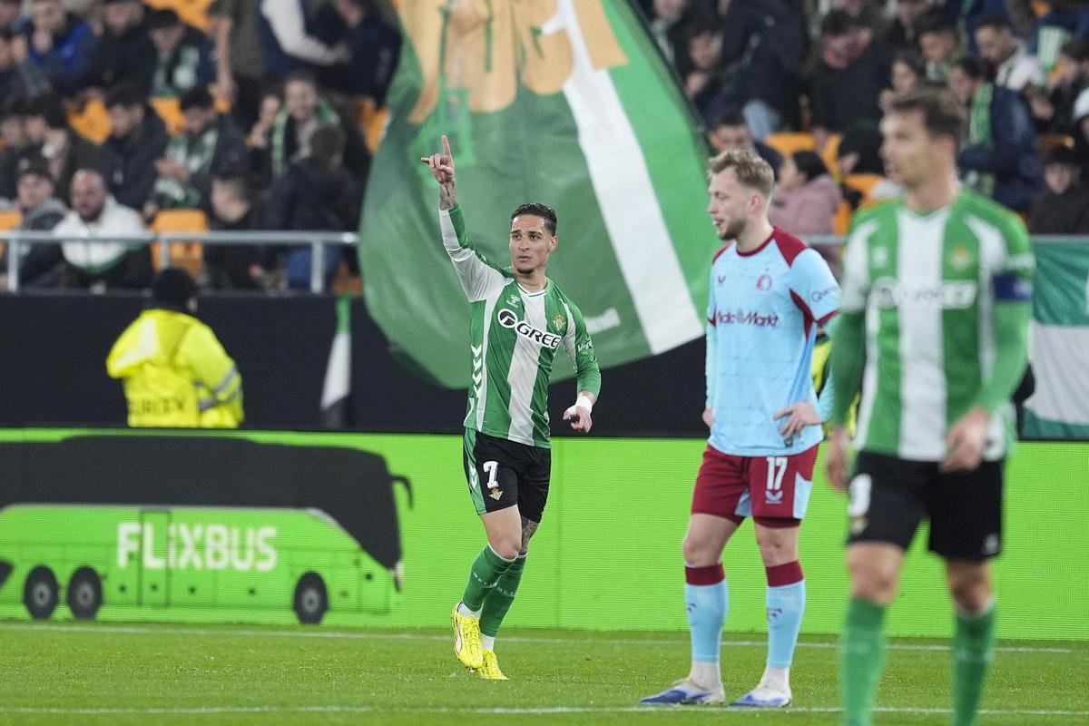 Antony celebra su gol ante el Feyenoord.