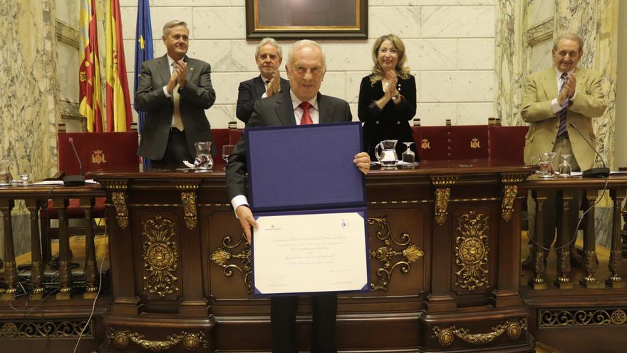 Premian la trayectoria profesional del endocrino Juan Ascaso Gimilio