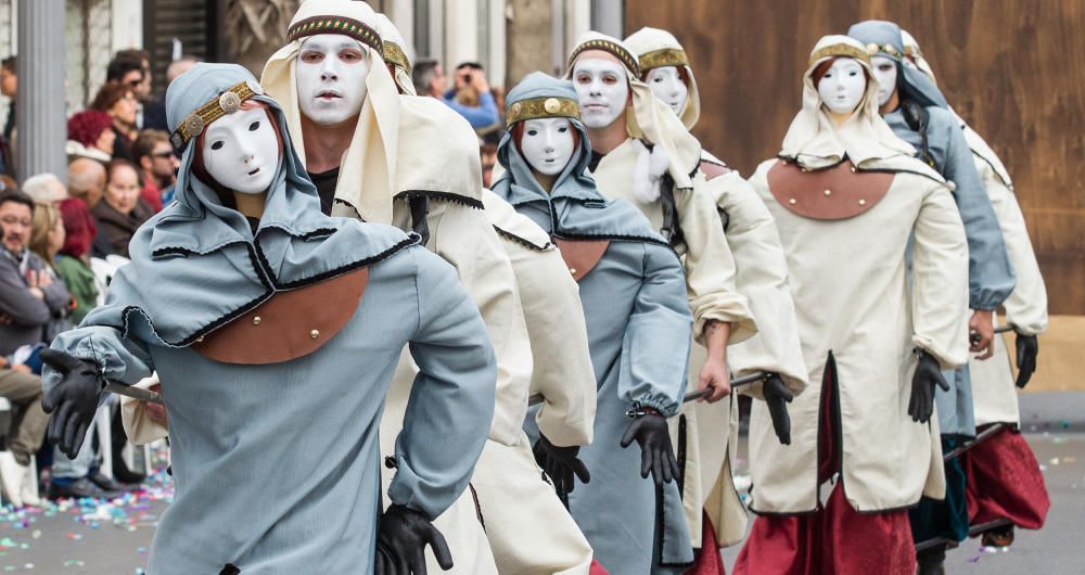 Los bailes y los trajes de los componentes de las comparsas llenaron la calle Alicante y la avenida Ancha de Castelar de colorido y originalidad.