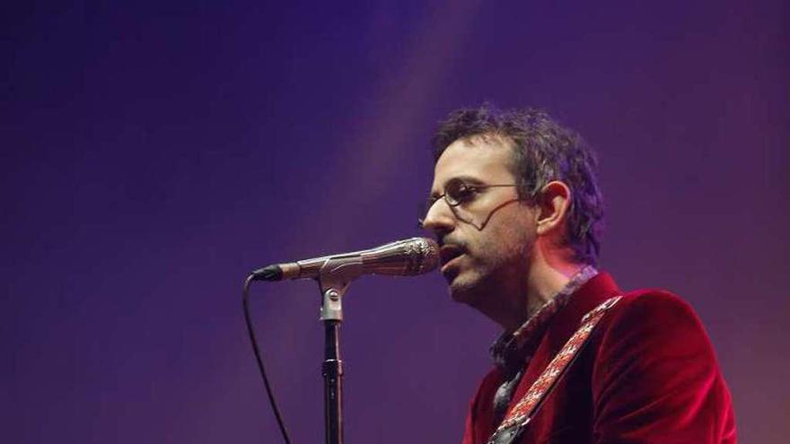 Jorge Otero, en primer término, y Héctor Braga, al fondo, ayer, durante el concierto de &quot;Stormy Mondays&quot;.