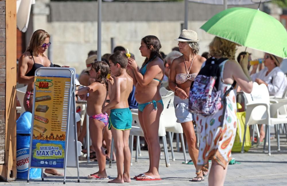 El termómetro de Plaza América, todo el día al sol, llegó a marcar los 43º - Playa y helados, la receta preferida para huir de las altas temperaturas.