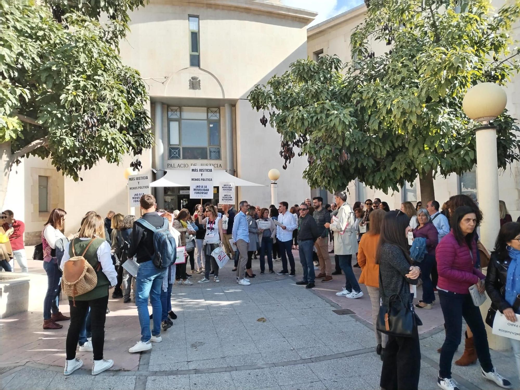 Los funcionarios de Justicia se hacen oír en Alicante para exigir mejoras  laborales - Información