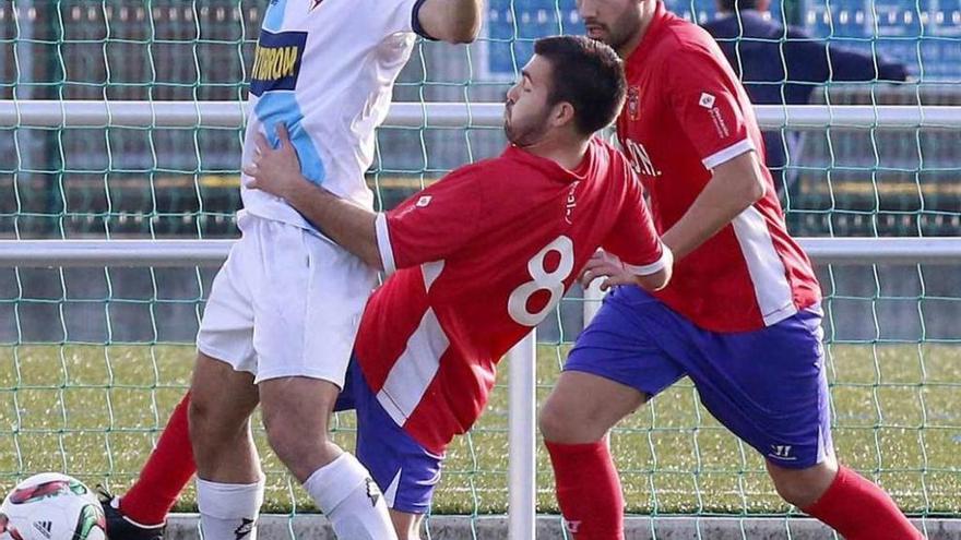 Un jugador del Choco presiona a un rival durante el encuentro de ayer en Santa Mariña. // José Lores