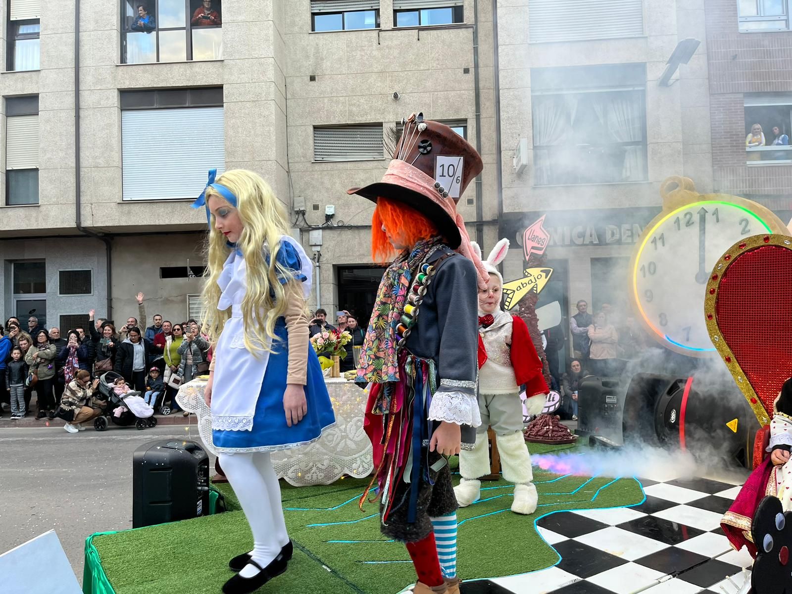 La locura del carnaval llena Posada de Llanes: así fue el multitudinario desfile