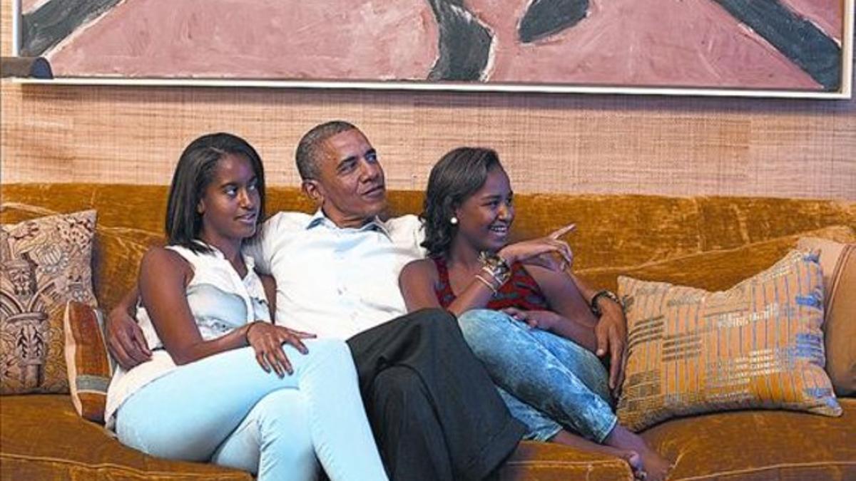 Obama y sus dos hijas siguen por televisión en la Casa Blanca el discurso de la primera dama en Charlotte.