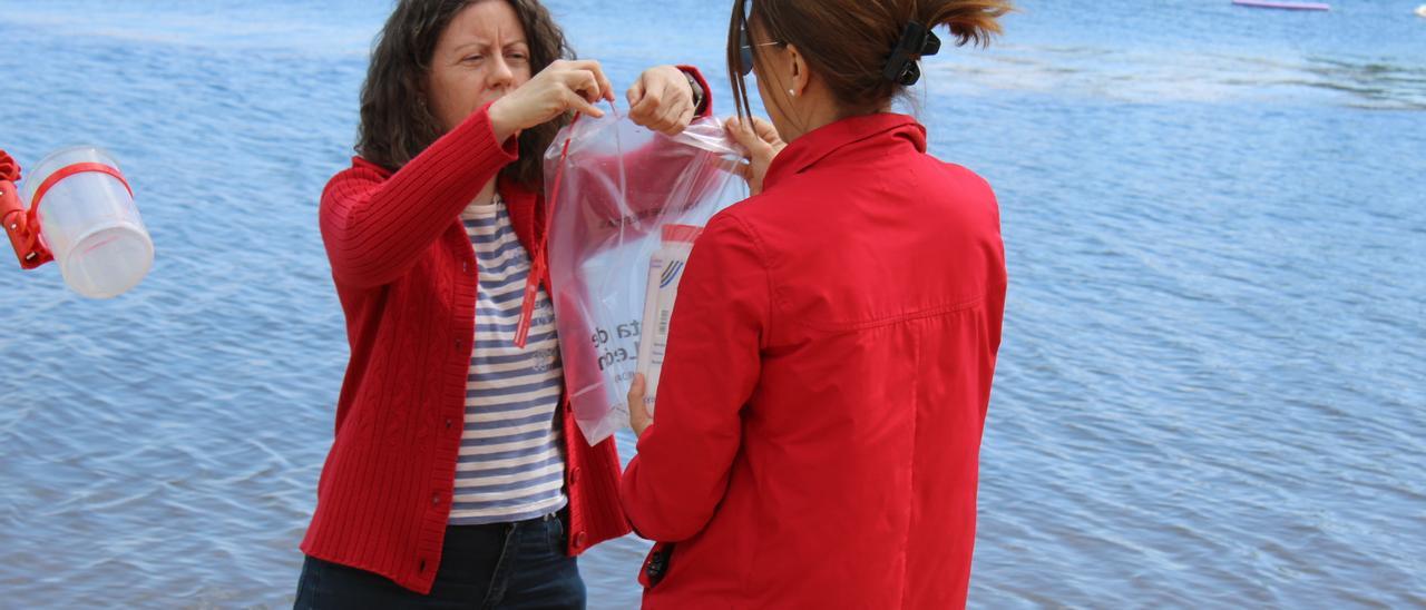 Toma de muestras en la playa de Villardeciervos.