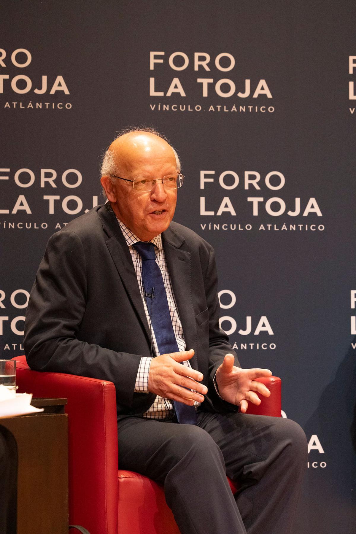 Augusto Santos Silva durante su intervención en el Foro La Toja de hoy jueves en Lisboa