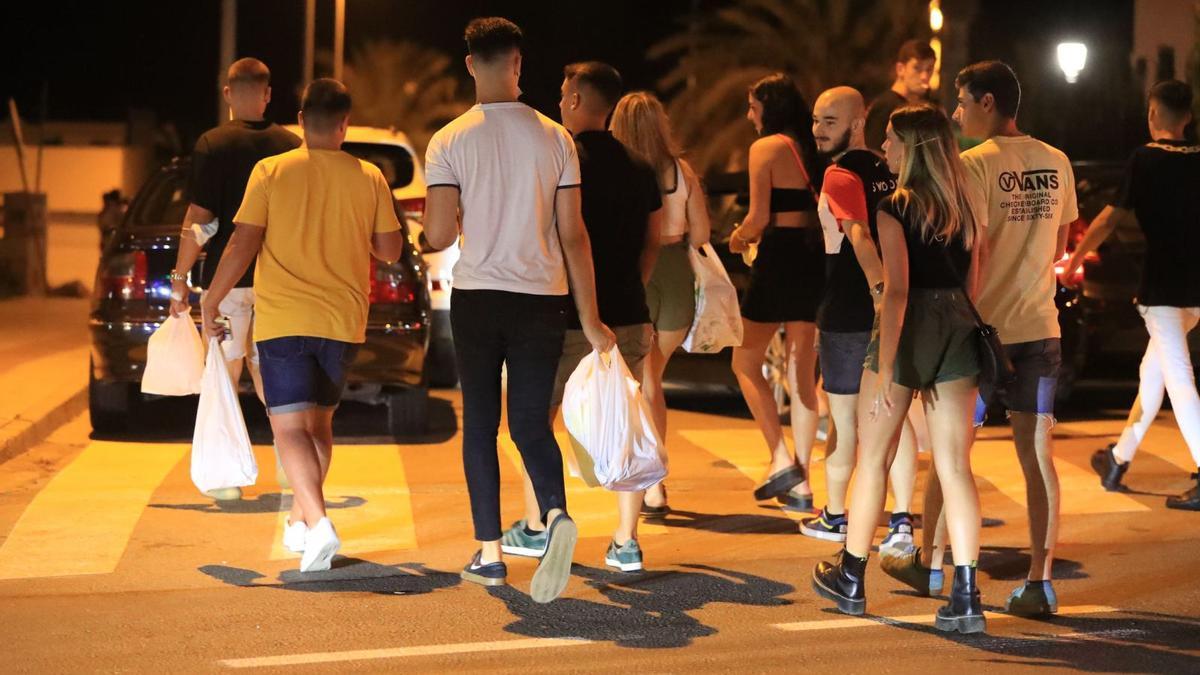 Jóvenes se preparan para
un botellón en
Cabo de Palos.  j.c.