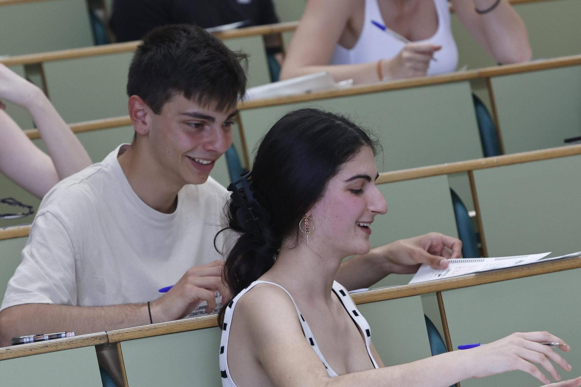 EN IMÁGENES: los estudiantes asturianos se enfrentan a la EBAU